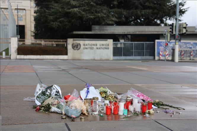 Người dân đặt nến và hoa tại một điểm tưởng niệm ngay trước trụ sở của LHQ ở thành phố Geneva. 
