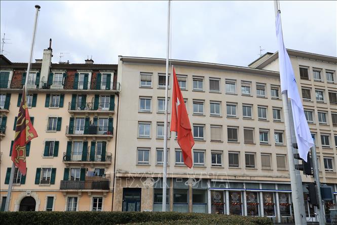 Treo cờ rủ tại các cơ quan của Thụy Sĩ và LHQ trong ngày Quốc tang tưởng nhớ nạn nhân.