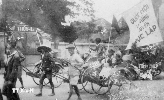 Nhân dân lao động Thủ đô cổ động cho ngày Tổng tuyển cử đầu tiên. (Nguồn: Tư liệu TTXVN)