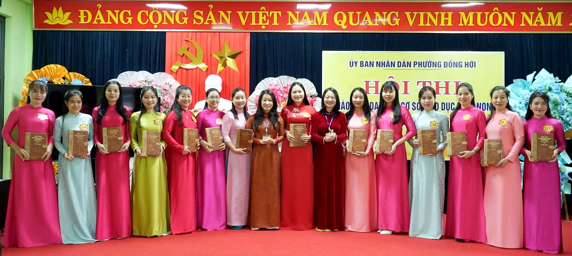 Đại diện lãnh đạo phường Đồng Hới trao quà lưu niệm cho các giáo viện dự thi. Ảnh: H.Tr.