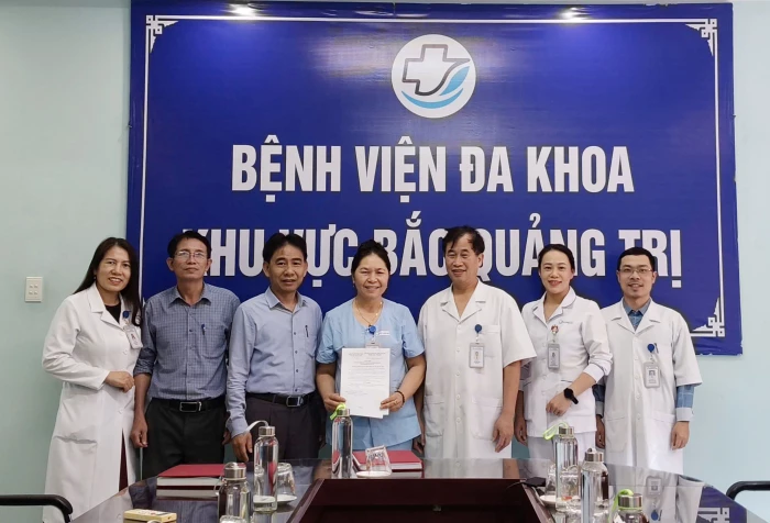 Biểu dương, khen thưởng nhân viên y tế trả lại 440 triệu đồng do người khác chuyển nhầm