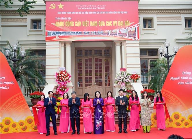 Lễ cắt băng khai mạc triển lãm tư liệu Đảng Cộng sản Việt Nam qua các kỳ Đại hội. Ảnh: Khánh Hoà/TTXVN