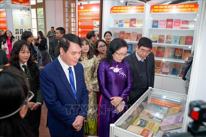 Các đại biểu tham quan triển lãm. Ảnh: Khánh Hoà/TTXVN