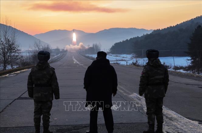 Nhà lãnh đạo Triều Tiên Kim Jong Un giám sát cuộc tập trận phóng tên lửa siêu vượt âm tại Bình Nhưỡng ngày 4/1/2026. Ảnh: Yonhap/TTXVN