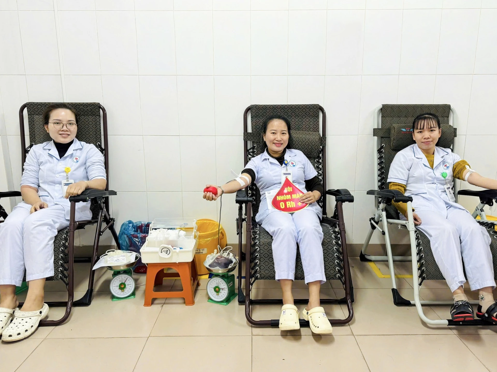 Đội ngũ y, bác sĩ Bệnh viện đa khoa tỉnh tiên phong tham gia hiến máu ngay trong ngày đầu ra mắt Điểm hiến máu cố định - Ảnh: T.T