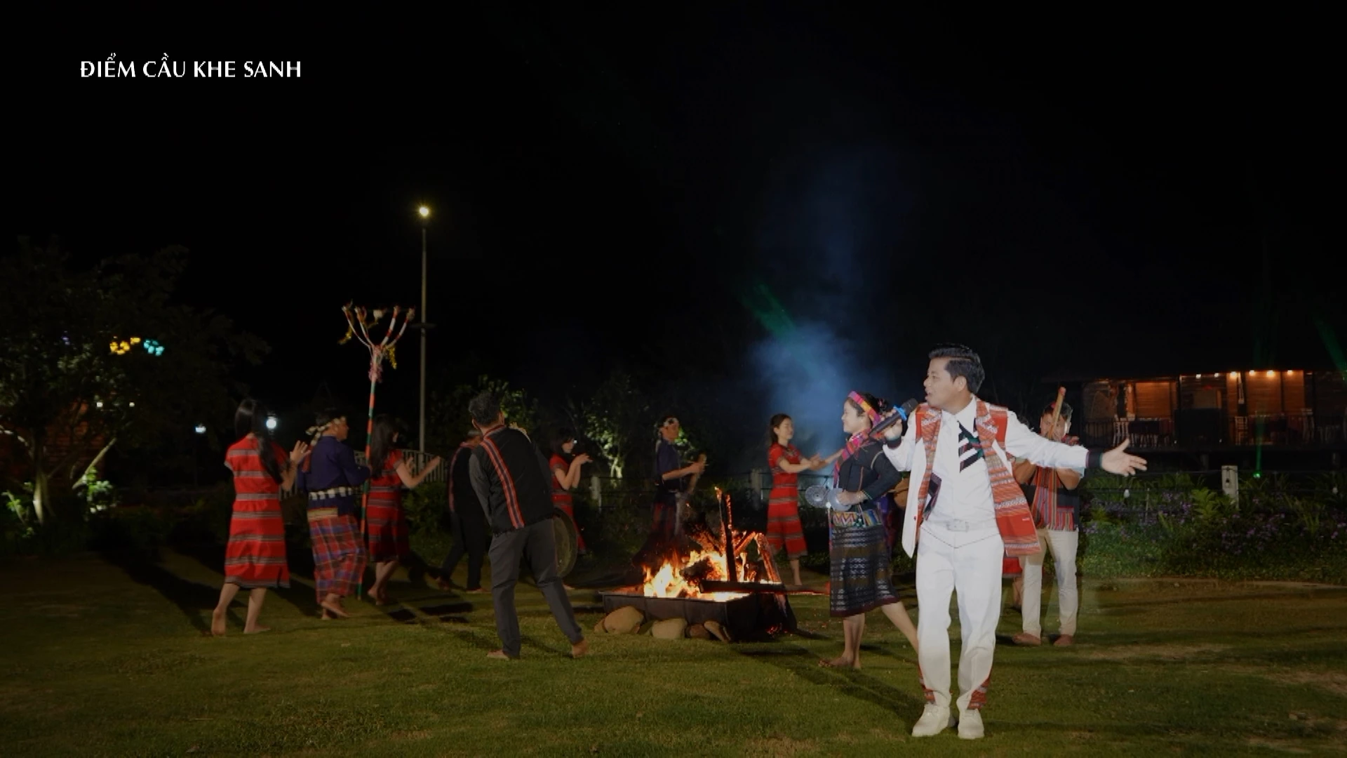 NSƯT Ploong Thiết biểu diễn tại điểm cầu xã Khe Sanh. - Ảnh: P.V