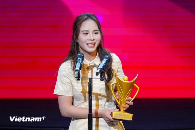 Xạ thủ Trịnh Thu Vinh năm thứ 2 liên tiếp nhận giải thưởng Nữ Vận động viên của năm. (Ảnh: Việt Anh/Vietnam+)