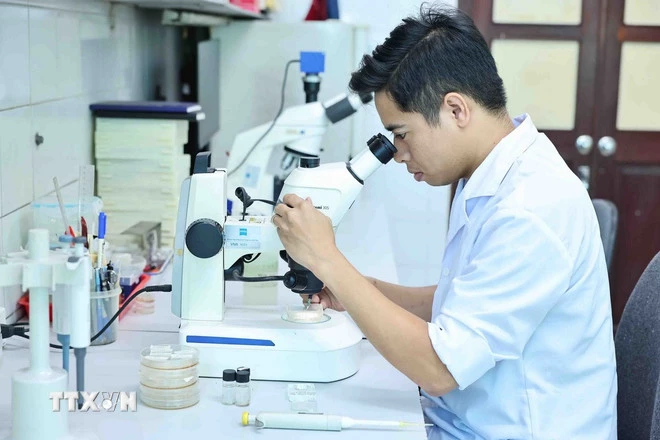 Tiến sĩ Sinh học Nguyễn Hữu Tiền tại phòng làm việc của Viện Sinh thái và Tài nguyên sinh vật-Viện Hàn lâm Khoa học và Công nghệ Việt Nam. (Ảnh: Minh Đức/TTXVN)