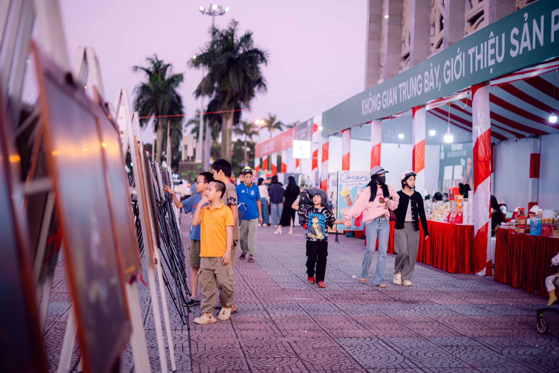 Người dân và du khách tham quan gian trưng bày hình ảnh du lịch, sản phẩm OCOP tại phường Nam Đông Hà. Ảnh: Trung tâm Xúc tiến du lịch.