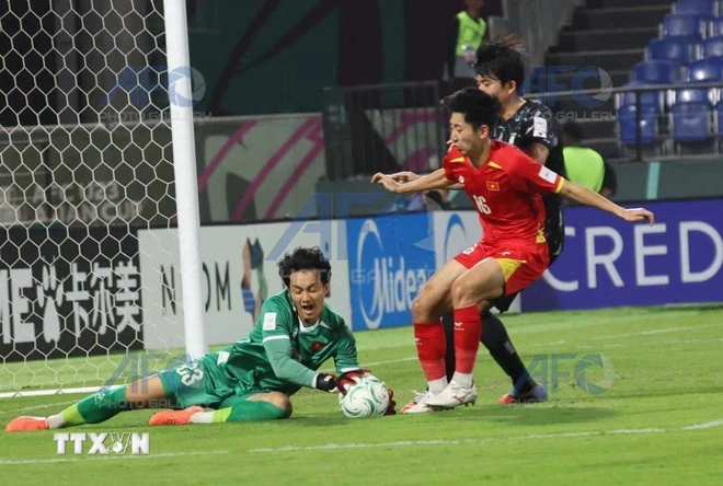 Thủ môn Cao Văn Bình U23 Việt Nam có pha cản phá cứu thua xuất sắc. (Nguồn: AFC/TTXVN)