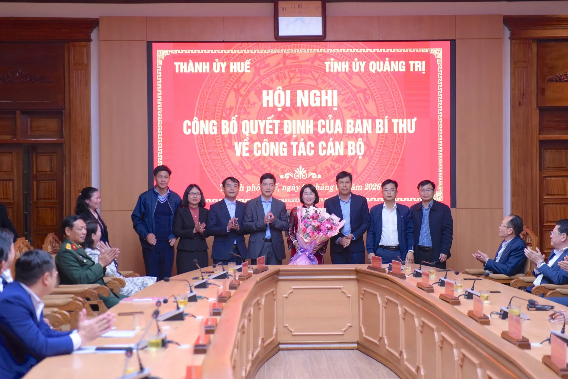 Lãnh đạo UBKT Tỉnh ủy Quảng Trị tặng hoa chúc mừng đồng chí Phạm Thị Minh Huệ - Ảnh: QV