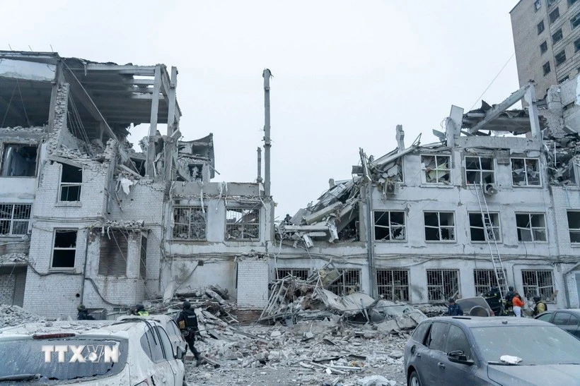 Nhân viên cứu hộ tìm kiếm các nạn nhân trong đống đổ nát của tòa nhà bị trúng tên lửa Nga ở Zaporizhzhia, Ukraine ngày 10/12/2024. (Ảnh: AA/TTXVN)