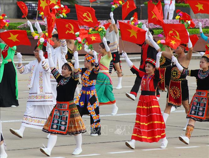 Trong bối cảnh toàn cầu hóa ngày nay, việc bảo vệ độc lập về văn hóa, giữ gìn bản sắc dân tộc càng trở nên cấp thiết hơn bao giờ hết. Bản sắc dân tộc sẽ tạo nên cốt cách, tinh hoa, quốc hồn, quốc túy cho văn hóa Việt Nam, bảo đảm sự trường tồn của dân tộc. Ảnh: TTXVN