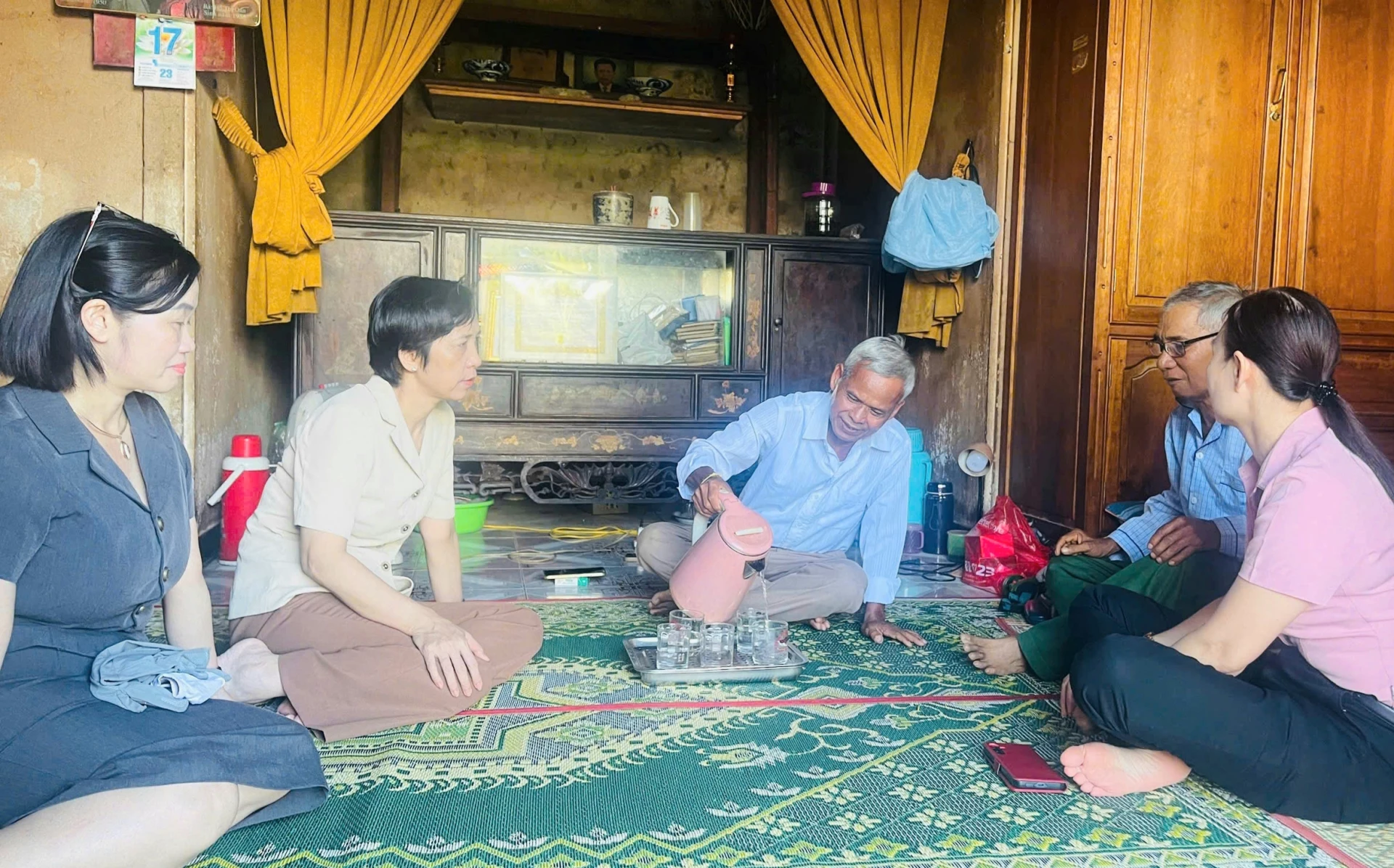 Lãnh đạo xã Khe Sanh kiểm tra chương trình xóa nhà tạm, nhà dột nát tại thôn Của - Ảnh: N.V