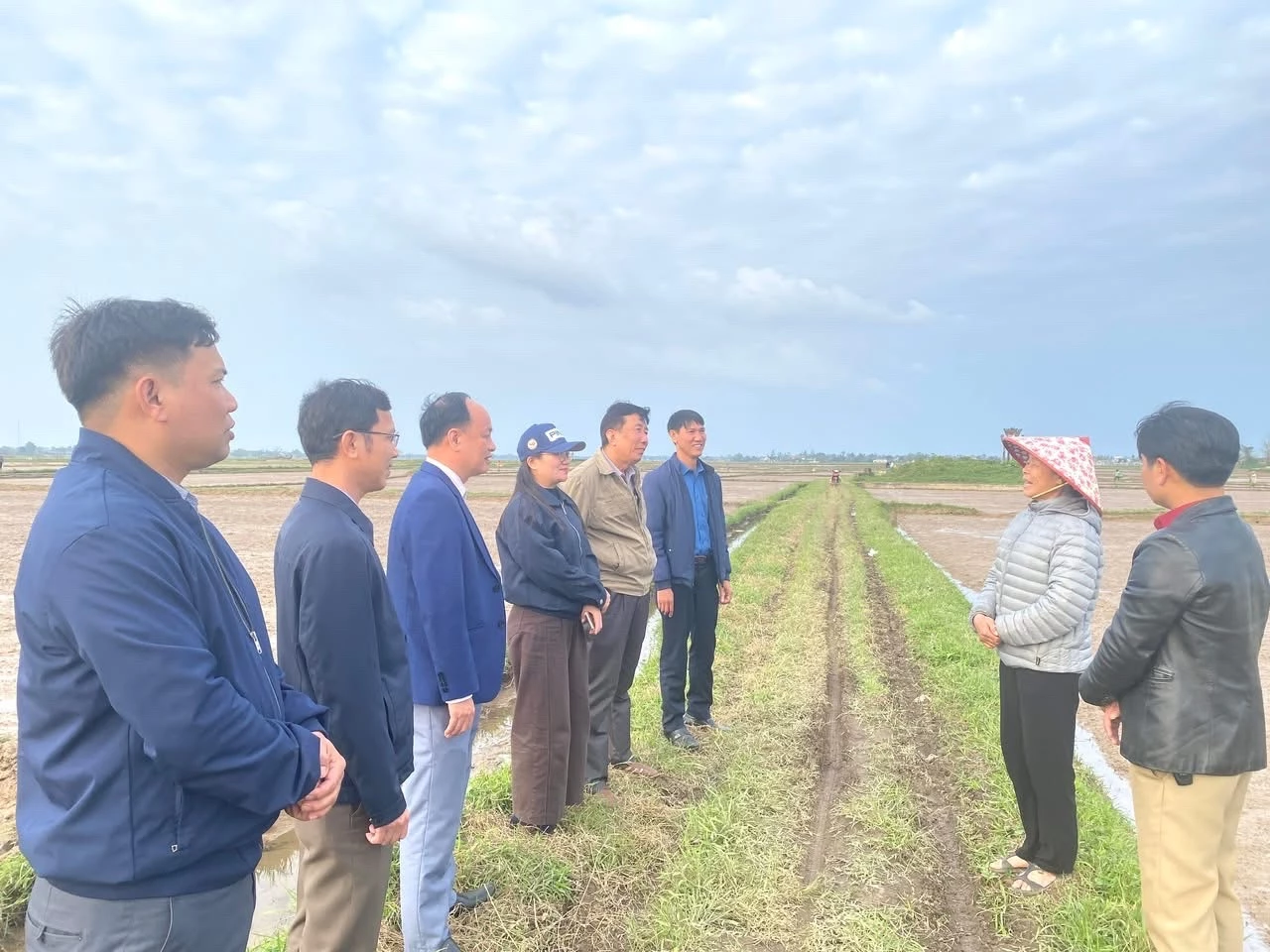 Lãnh đạo xã Triệu Cơ bám sát cơ sở để hướng dẫn người dân phát triển sản xuất - Ảnh: T.T