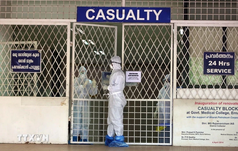 Nhân viên y tế làm việc tại khu vực cách ly trong bệnh viện ở Kochi, Ấn Độ. (Ảnh: ANI/TTXVN)