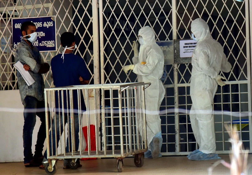 Nhân viên y tế làm việc tại khu vực cách ly trong bệnh viện ở Kochi, Ấn Độ. (Ảnh: ANI/TTXVN)