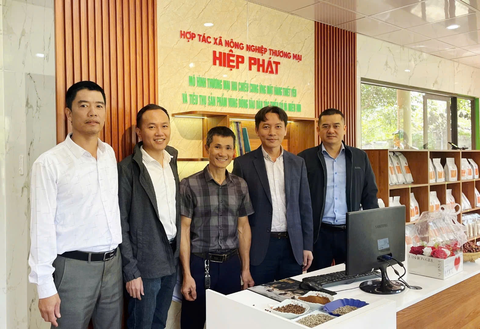 Sở Công thương bàn giao mô hình thương mại hai chiều cho Hợp tác xã Nông nghiệp Thương mại Hiệp Phát - Ảnh: K.S