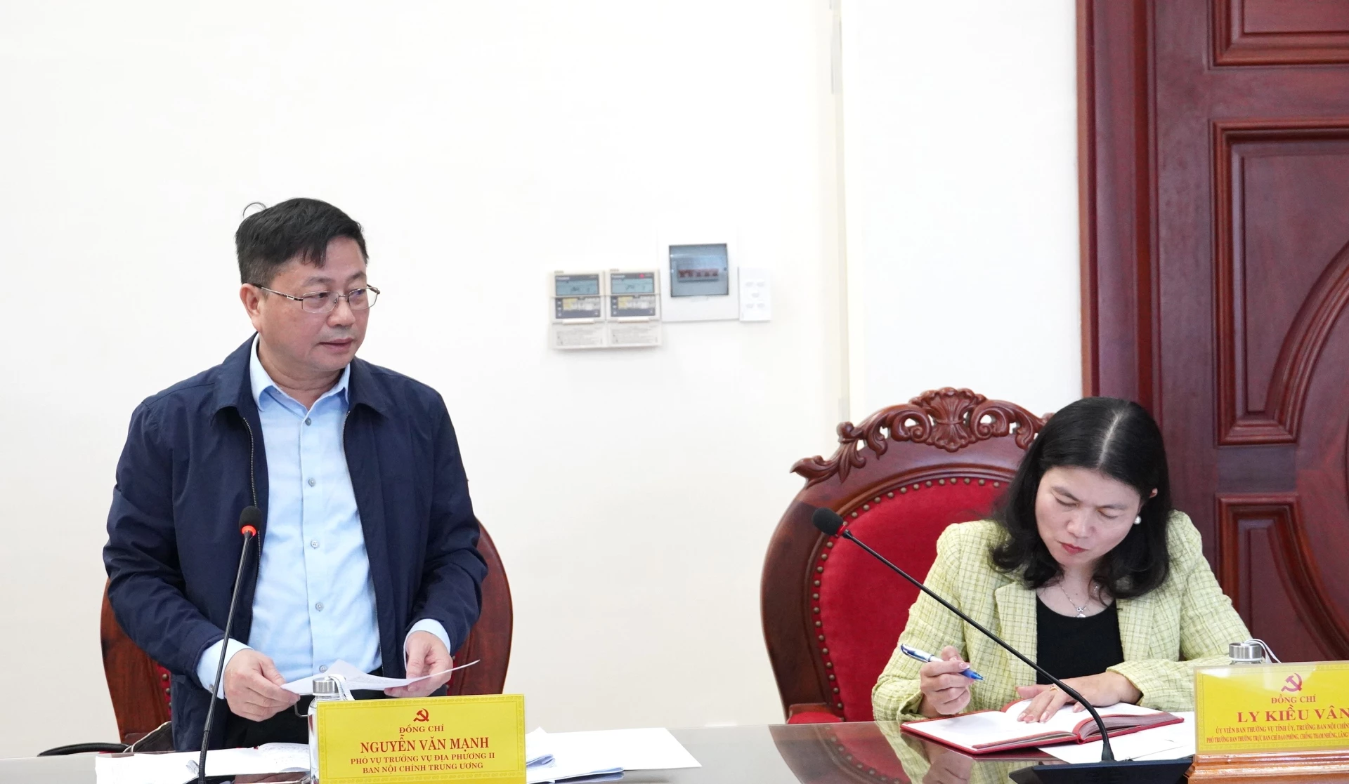 Lãnh đạo Vụ Địa phương 2, Ban Nội chính Trung ương phát biểu tại phiên họp - Ảnh: QV