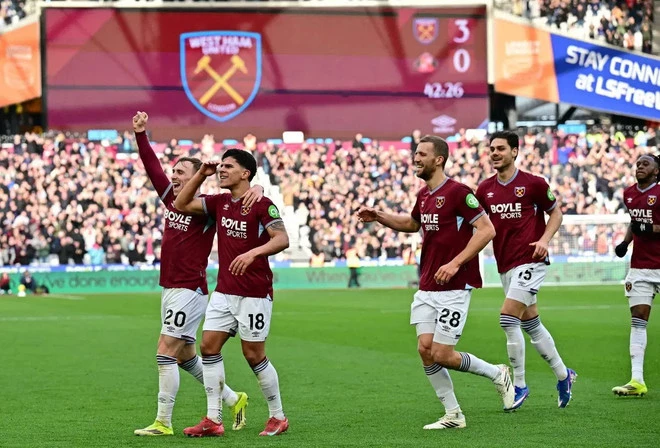 West Ham United thu hẹp khoảng cách với nhóm an toàn.