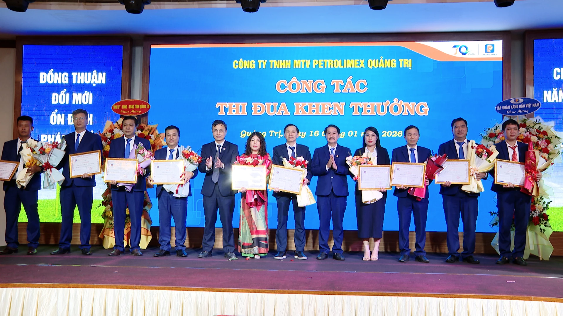Công ty TNHH MTV Petrolimex Quảng Trị trao thưởng cho các tập thể hoàn thành xuất sắc nhiệm vụ - Ảnh: Quang Ngọc.