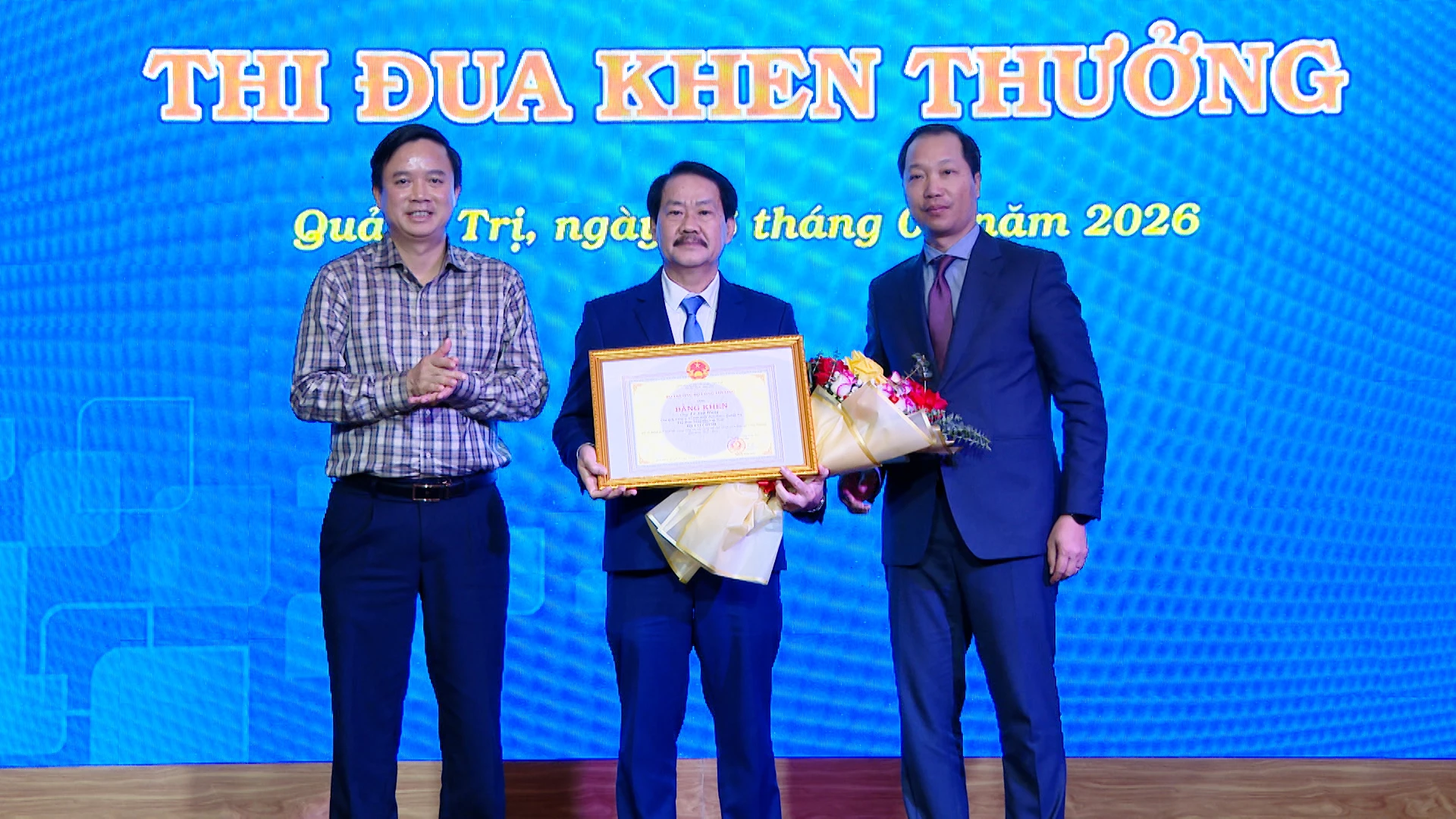 Đồng chí Lê Anh Hùng, Bí thư Đảng ủy, Chủ tịch Công ty TNHH MTV Petrolimex Quảng Trị nhận Bằng khen của Bộ trưởng Bộ Công Thương vì đã có thành tích xuất sắc trong công tác năm 2025 - Ảnh: Quang Ngọc.