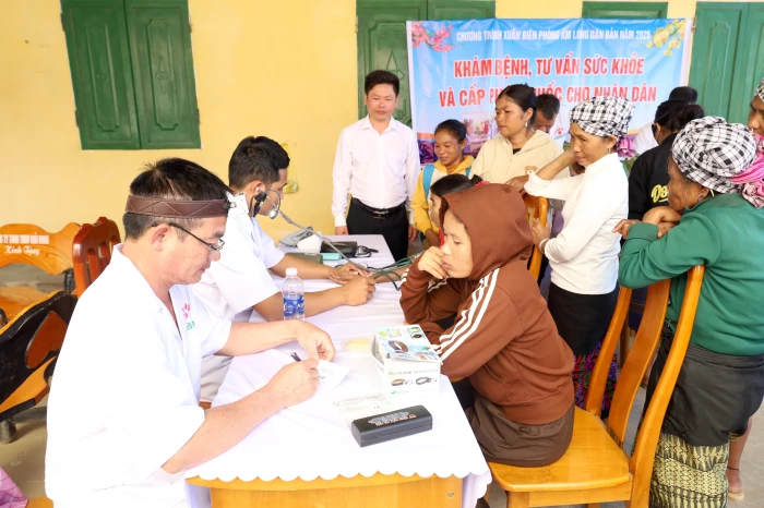 Xuân ấm đến với bà con vùng cao biên giới Dân Hóa