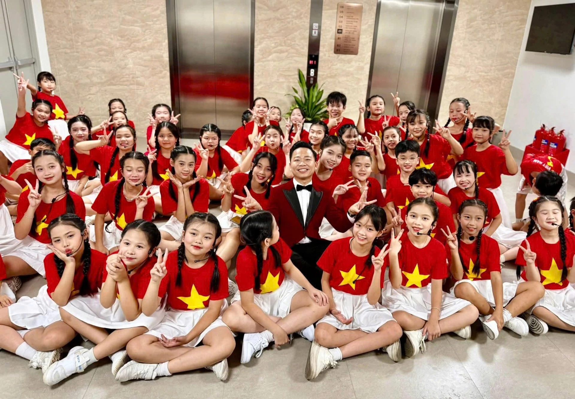 Ca sĩ Hoàng Viết Danh với các em học sinh thủ đô Hà Nội - Ảnh: NVCC