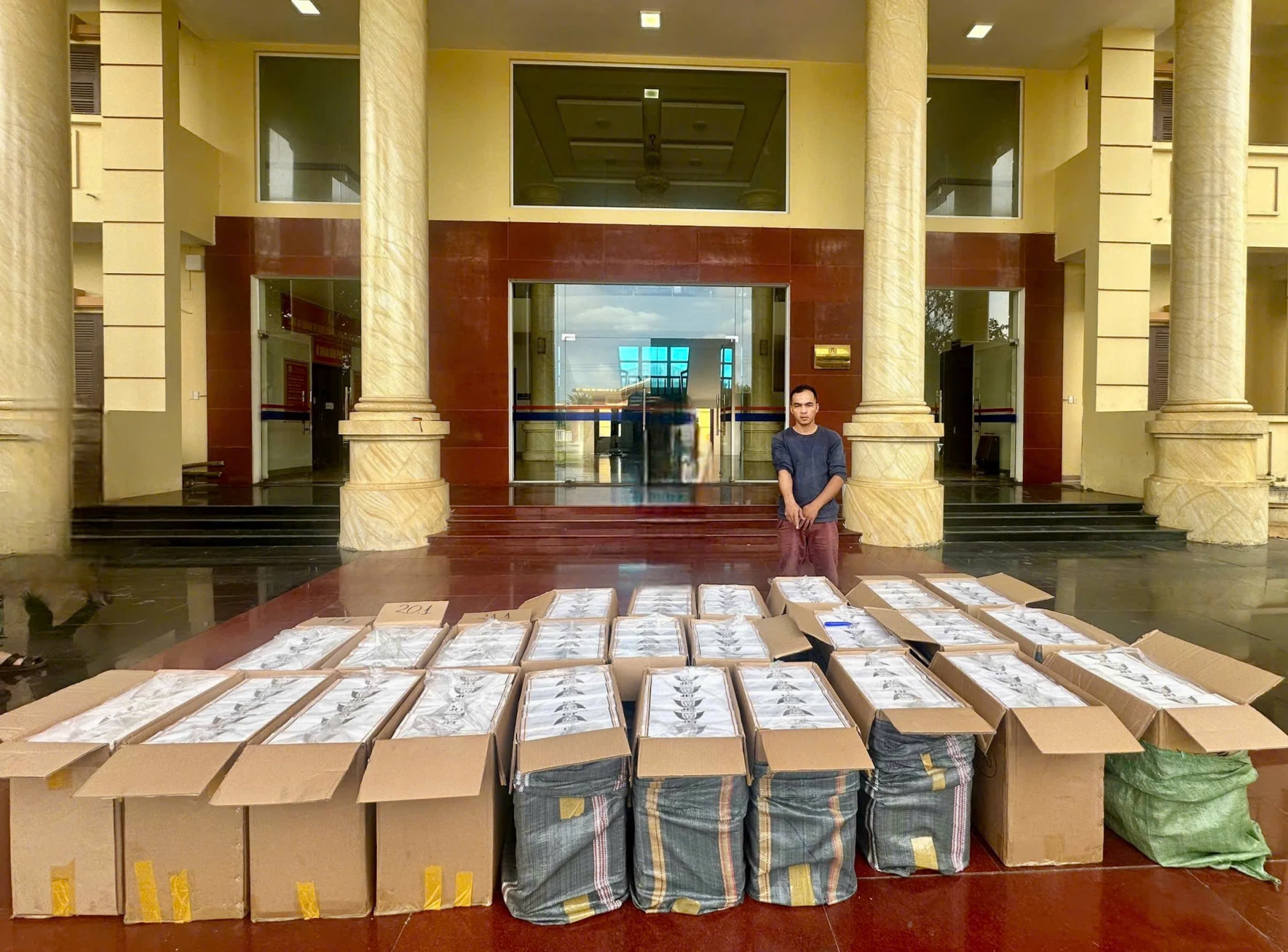 Tài xế Lâm Ngọc Hoa cùng tang vật.