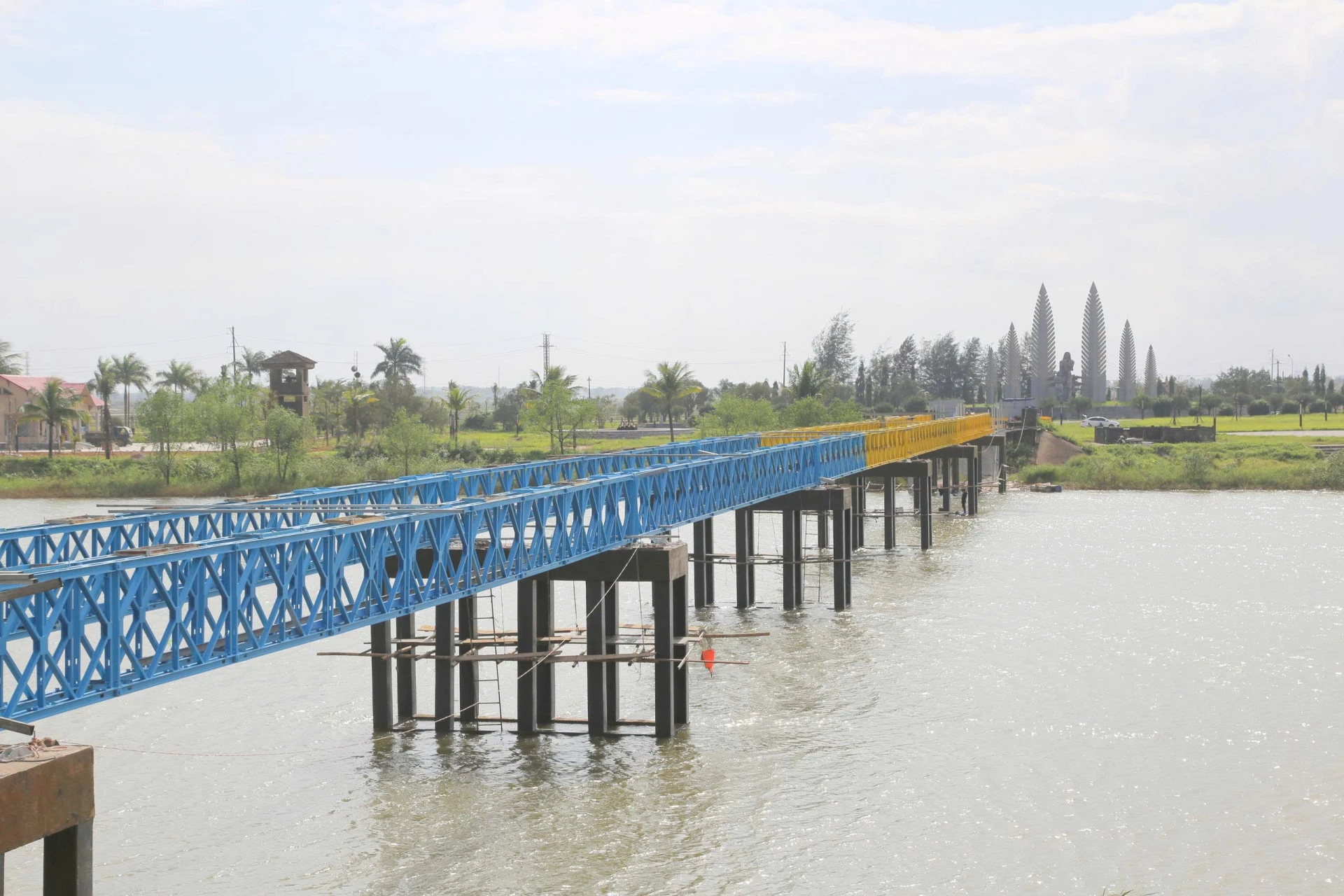 Cầu Hiền Lương đã được lắp khung sắt với 2 màu xanh – vàng - Ảnh: L.T