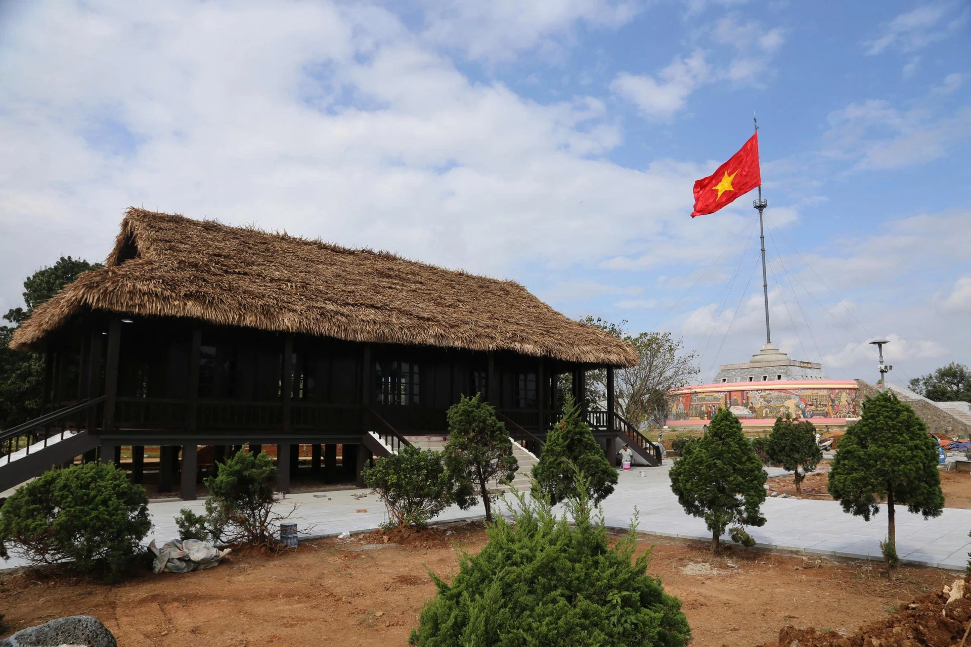 Nhà liên hợp ở bờ Bắc, cột cờ giới tuyến cơ bản được tôn tạo xong - Ảnh: L.T