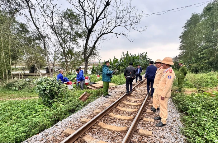 Đóng 2 điểm lối đi tự mở qua đường sắt tại xã Bến Hải