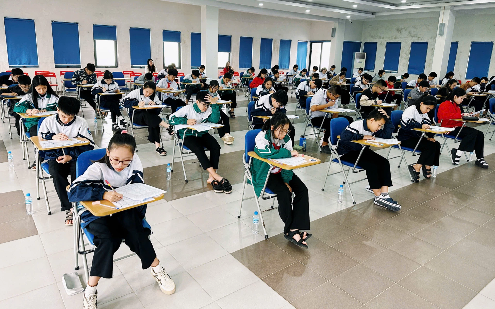 Các thí sinh nghiêm túc làm bài thi trắc nghiệm - Ảnh: Phạm Quỳnh