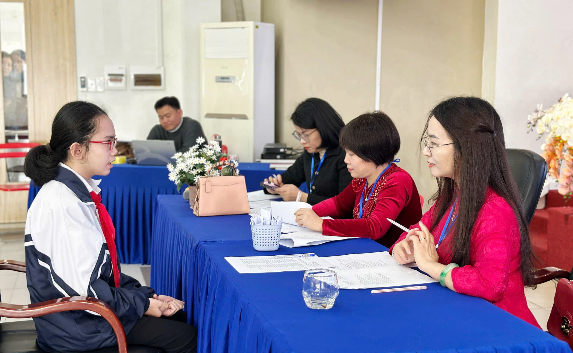 Các thí sinh tự tin bước vào phần thi vấn đáp. - Ảnh: Phạm Quỳnh