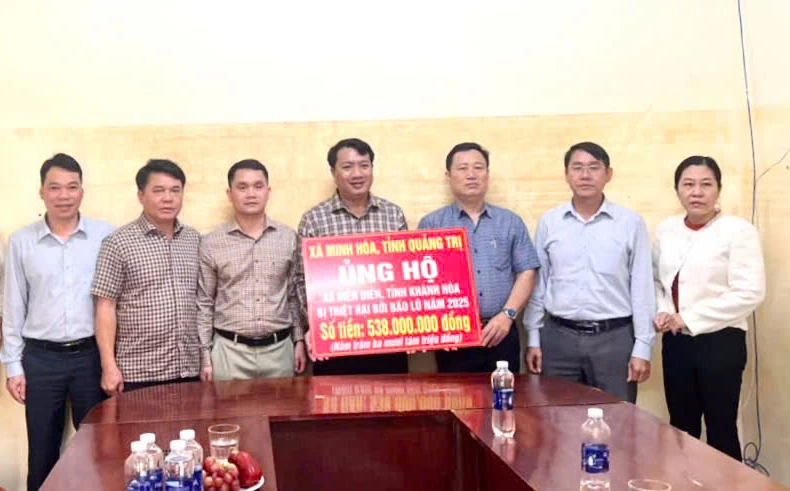  Đoàn công tác của xã Minh Hóa đã trao số tiền hỗ trợ hơn 538 triệu đồng cho UBND xã Diên Điền, tỉnh Khánh Hòa khắc phục hậu quả thiên tai - Ảnh: C.T