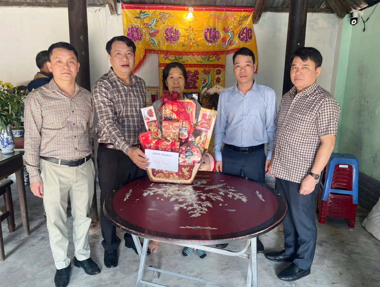 Thăm, tặng quà các gia đình bị thiệt hại nặng do mưa lũ trên địa bàn xã Diên Điền, tỉnh Khánh Hòa - Ảnh: C.T