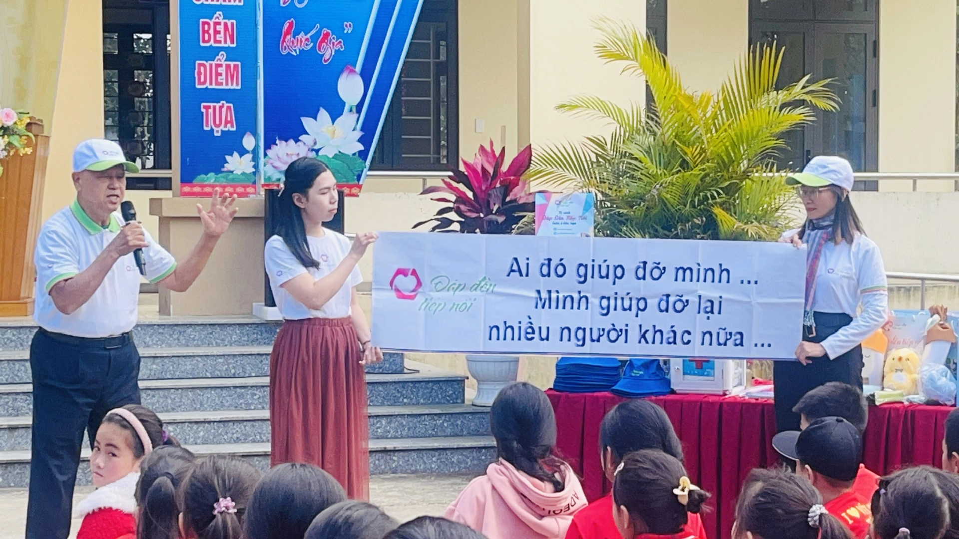 
Chương trình tổ chức các hoạt động bổ ích góp phần lan tỏa yêu thương và khơi dậy đam mê đọc sách cho các em học sinh - Ảnh: T.L