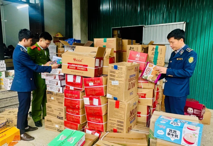 Phát hiện cơ sở kinh doanh bánh kẹo nhập lậu