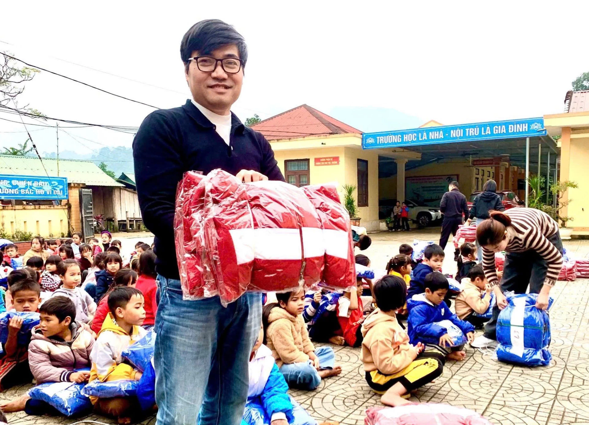 Nhà giáo Ngô Mậu Tình và học sinh vùng cao - Ảnh: Nh.V