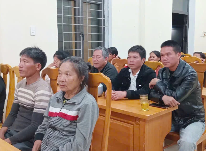 Bà con thôn Kiên Trinh lắng nghe lực lượng Công an xã Tân Thành tuyên truyền về pháp luật - Ảnh: X.V