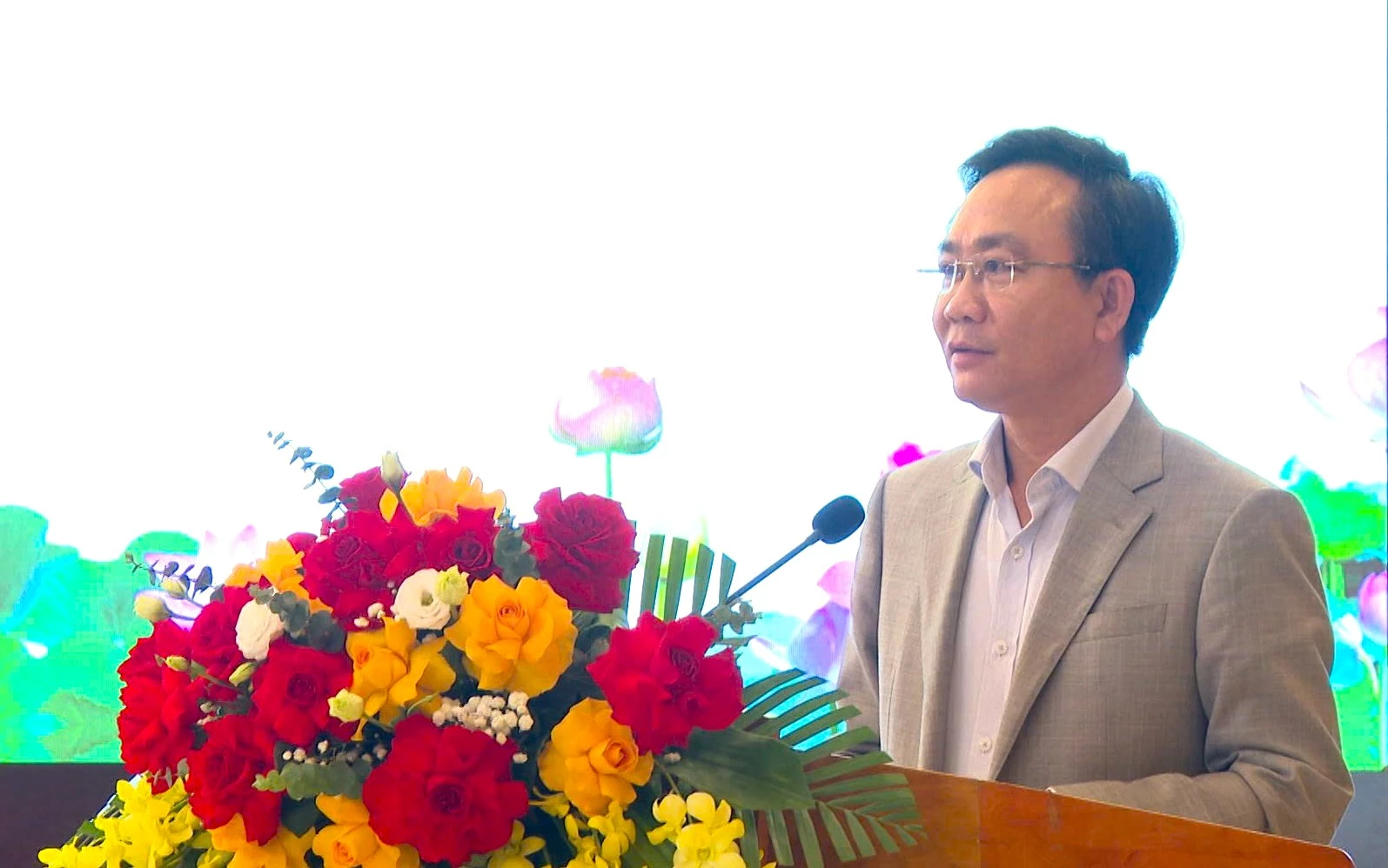 Đồng chí Phó Chủ tịch UBND tỉnh Hoàng Xuân Tân phát biểu tại hội nghị - Ảnh: T.L