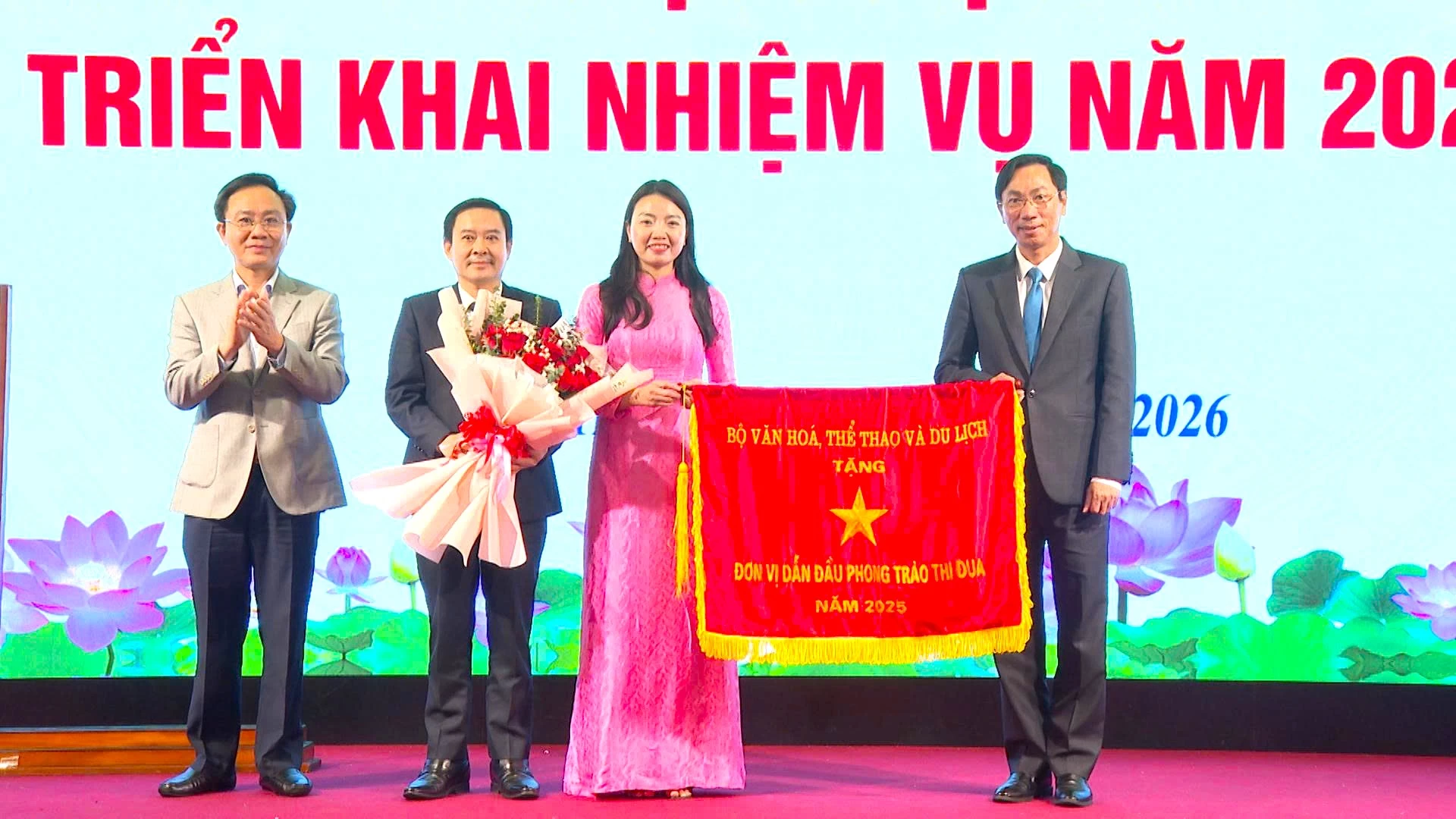 Tập thể Sở Văn hóa, Thể thao và Du lịch tỉnh Quảng Trị được Bộ Văn hóa, Thể thao và Du lịch tặng cờ thi đua năm 2025 -  Ảnh: T.L