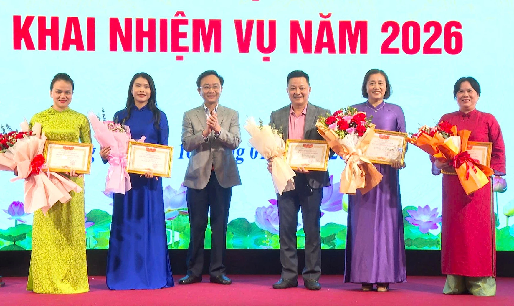 Các cá nhân được nhận Bằng khen của Chủ tịch UBND tỉnh vì đã có thành tích trong công tác năm 2025 - Ảnh: T.L