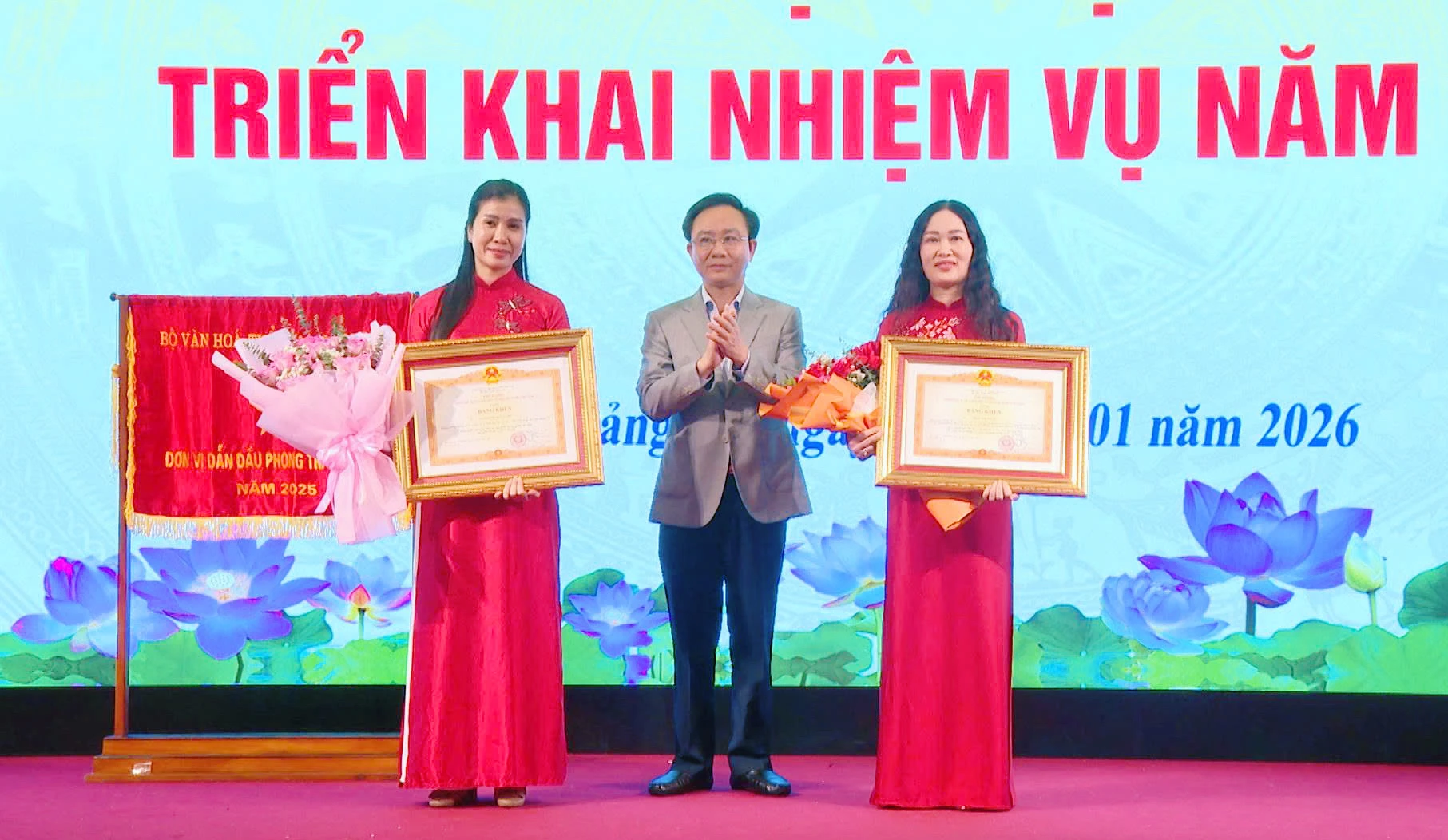 2 cá nhân thuộc Sở Văn hóa, Thể thao và Du lịch tỉnh Quảng Trị vinh dự nhận bằng khen của Thủ tướng Chính phủ vì đã có thành tích trong công tác - Ảnh: T.L