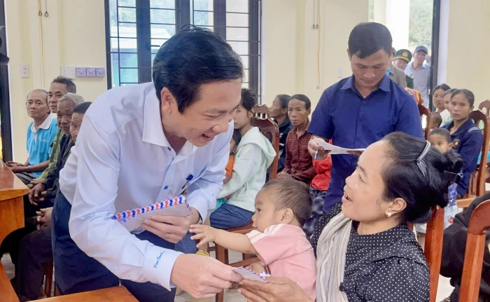 Đồng chí Phó Chủ tịch Thường trực UBND tỉnh Hoàng Nam thăm, tặng quà đồng bào Rục