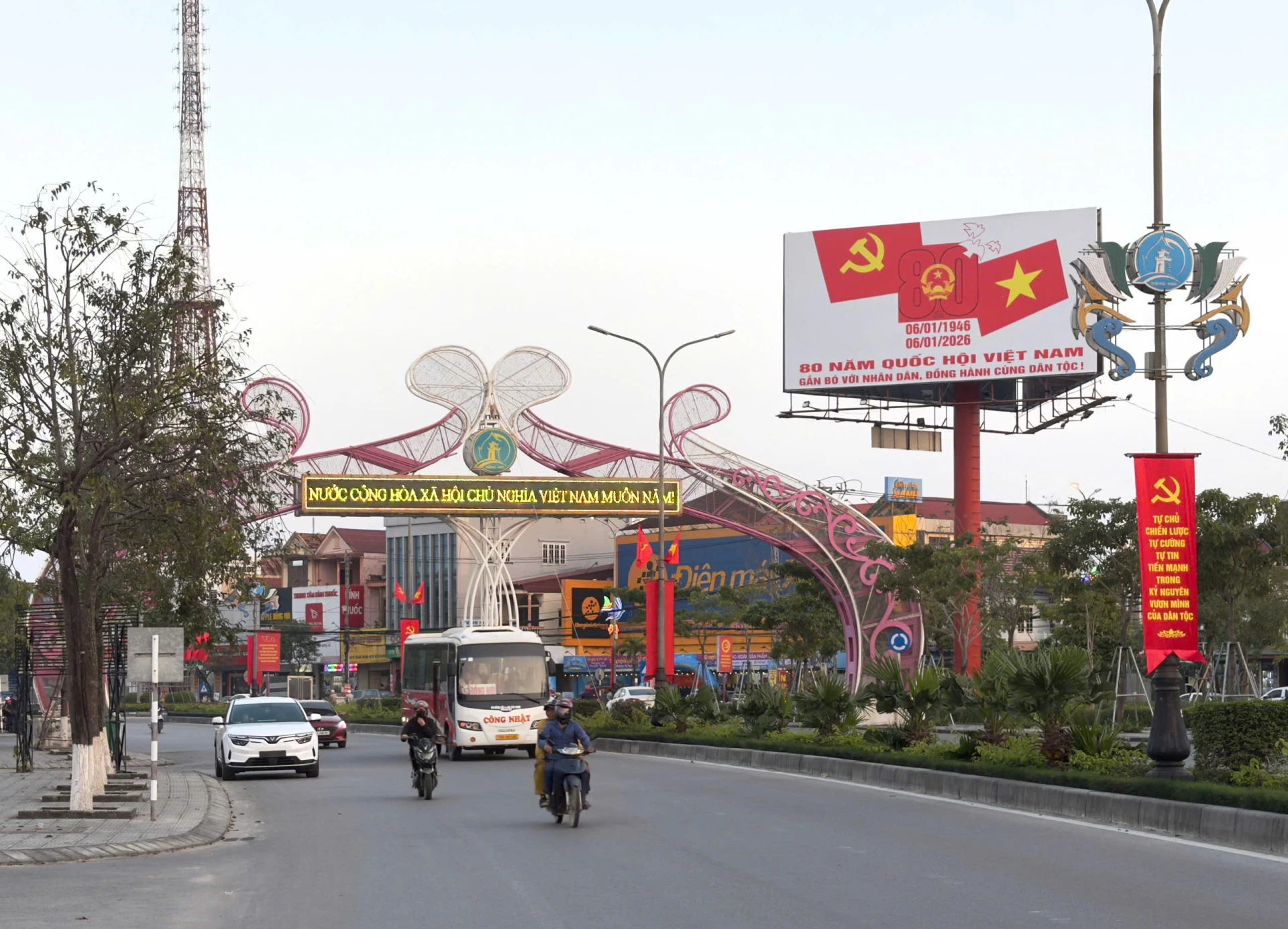 Phường Đồng Hới trang hoàng băng cờ, khẩu hiệu chào mừng Đại hội đại biểu toàn quốc lần thứ XIV của Đảng - Ảnh: A.T