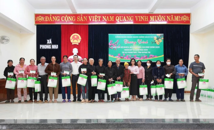 Trao 100 suất quà Tết cho các hoàn cảnh khó khăn