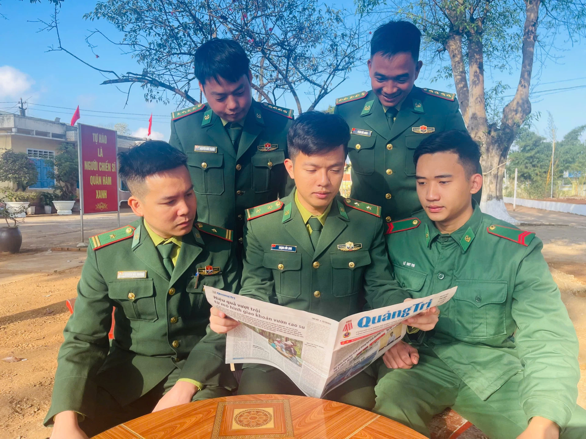 Cán bộ, chiến sĩ Đồn Biên phòng Hướng Phùng cập nhật thông tin về các phiên làm việc của Đại hội XIV qua báo in của Báo và Phát thanh, Truyền hình Quảng Trị 