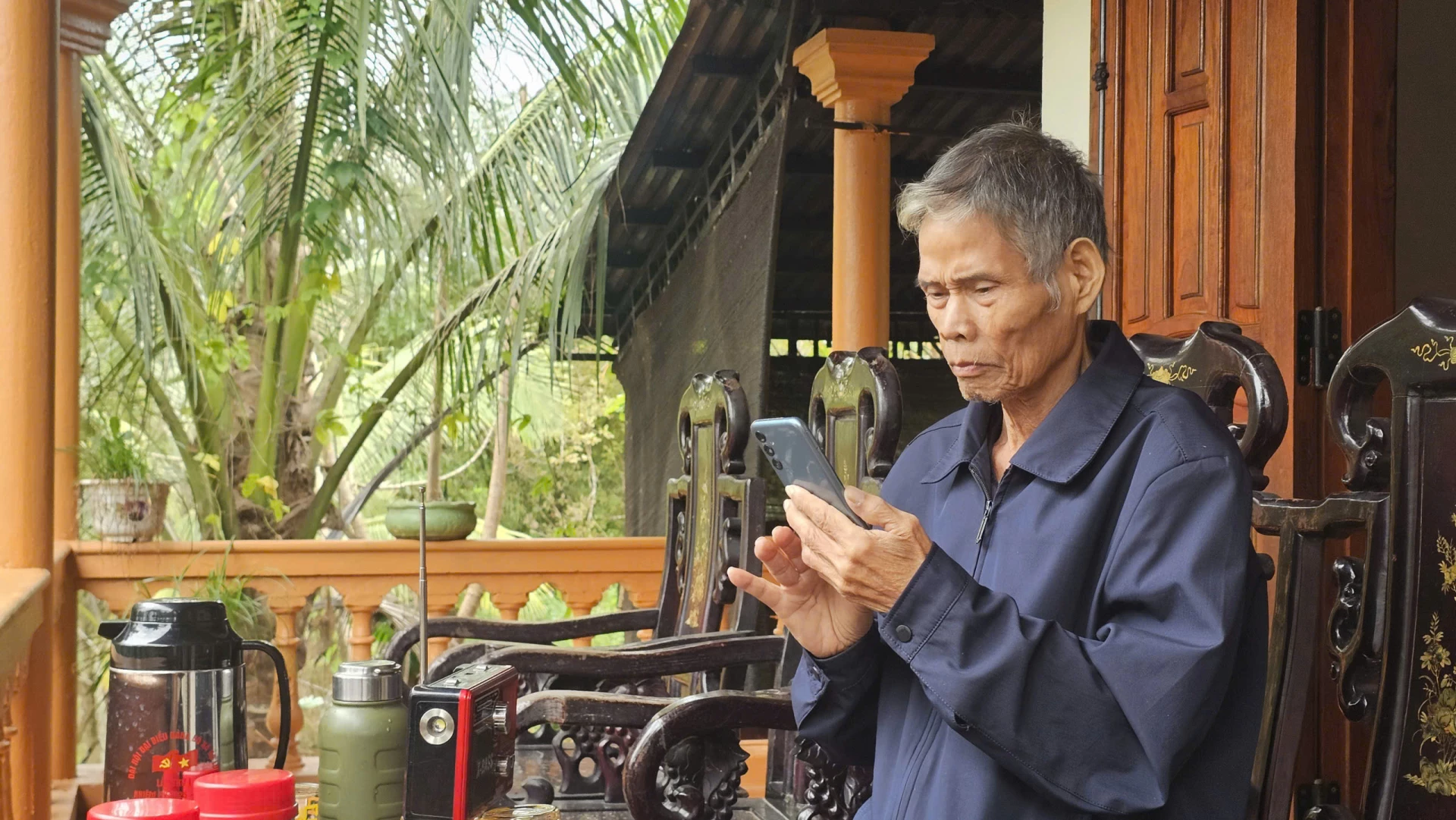 Ông Hồ Thanh Bân, trú ở xã Hướng Hiệp, nguyên Bí thư Huyện uỷ Đakrông (cũ) giai đoạn 1997-2010 theo dõi thông tin về ngày làm việc thứ 3 Đại hội XIV của Đảng qua báo chí và kênh phát thanh của Báo và Phát thanh, Truyền hình Quảng Trị