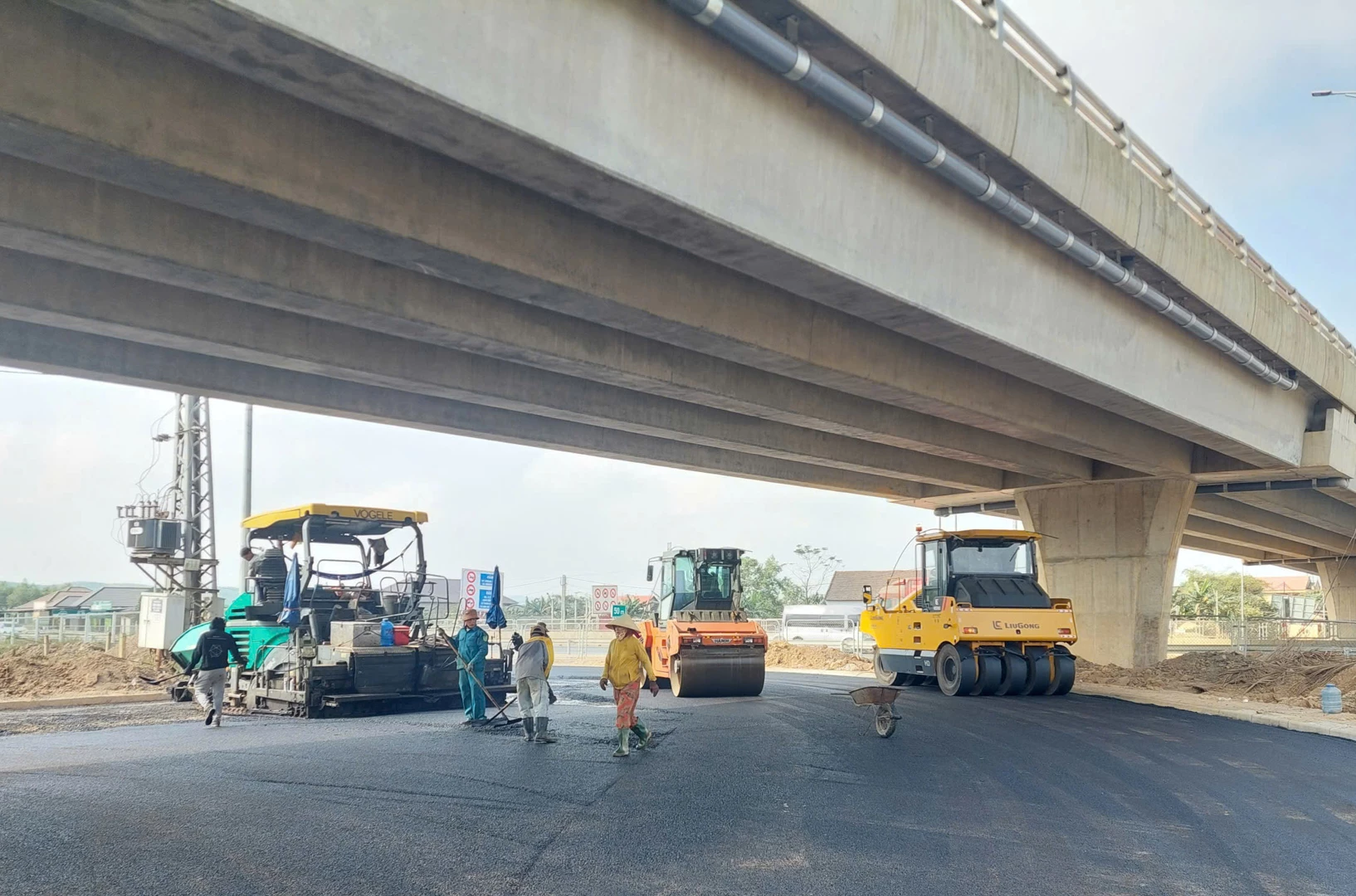 Ngoài ra, tại các hạng mục còn lại của Dự án thành phần cao tốc Vạn Ninh - Cam Lộ cũng đang gấp rút triển khai thi công những ngày này